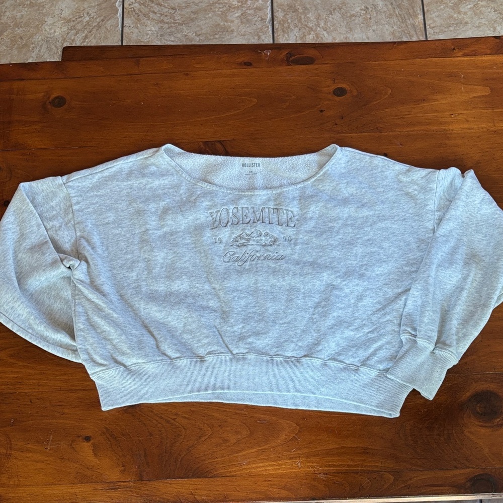 Hollister Cropped Cream Fleece Sweatshirt